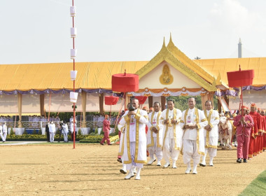 &quot;ในหลวง-พระราชินี&quot; เสด็จฯ พระราชพิธีพืชมงคลฯ 2567 พารามิเตอร์รูปภาพ 26