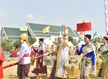 &quot;ในหลวง-พระราชินี&quot; เสด็จฯ พระราชพิธีพืชมงคลฯ 2567 พารามิเตอร์รูปภาพ 32