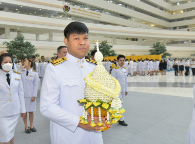 พิธีวางพานพุ่มดอกไม้สดถวายราชสักการะ วันพระบิดาแห่งฝนหลวง ... พารามิเตอร์รูปภาพ 15