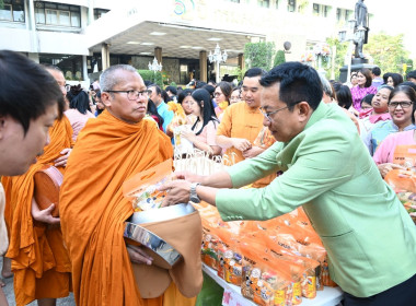 ผอ. สทส. นำบุคลากรร่วมทำบุญตักบาตร เนื่องในวันขึ้นปีใหม่ ... พารามิเตอร์รูปภาพ 10