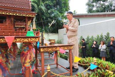 ผอ. อนุรัตน์ เลื่อนลอย ไหว้ศาลฯ เนื่องในโอกาสเข้ารับตำแหน่ง ... พารามิเตอร์รูปภาพ 1