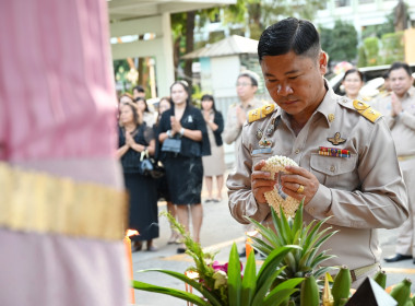 รองอธิบดีฯ สักการะสิ่งศักดิ์สิทธิ์ พารามิเตอร์รูปภาพ 6