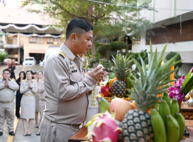 รองอธิบดีฯ สักการะสิ่งศักดิ์สิทธิ์ พารามิเตอร์รูปภาพ 15