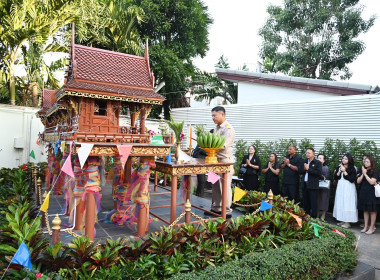 รองอธิบดีฯ สักการะสิ่งศักดิ์สิทธิ์ พารามิเตอร์รูปภาพ 21