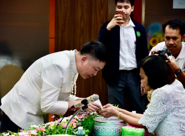 รดน้ำขอพร เนื่องในโอกาสวันขึ้นปีใหม่ไทย 2569 พารามิเตอร์รูปภาพ 4