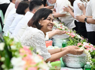รดน้ำขอพร เนื่องในโอกาสวันขึ้นปีใหม่ไทย 2569 พารามิเตอร์รูปภาพ 20