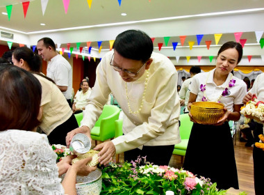 รดน้ำขอพร เนื่องในโอกาสวันขึ้นปีใหม่ไทย 2569 พารามิเตอร์รูปภาพ 23