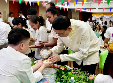 รดน้ำขอพร เนื่องในโอกาสวันขึ้นปีใหม่ไทย 2569 พารามิเตอร์รูปภาพ 25