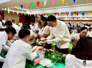 รดน้ำขอพร เนื่องในโอกาสวันขึ้นปีใหม่ไทย 2569 พารามิเตอร์รูปภาพ 26