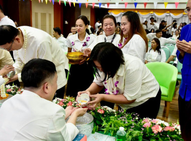 รดน้ำขอพร เนื่องในโอกาสวันขึ้นปีใหม่ไทย 2569 พารามิเตอร์รูปภาพ 32