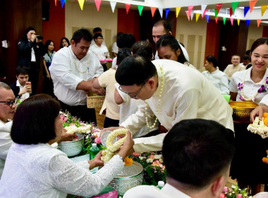 รดน้ำขอพร เนื่องในโอกาสวันขึ้นปีใหม่ไทย 2569 พารามิเตอร์รูปภาพ 33