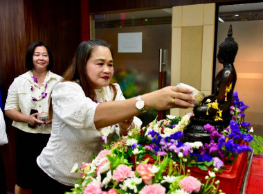 รดน้ำขอพร เนื่องในโอกาสวันขึ้นปีใหม่ไทย 2569 พารามิเตอร์รูปภาพ 36