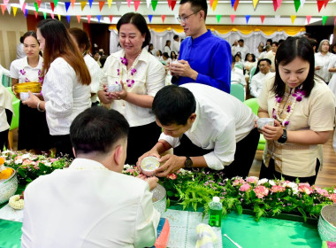 รดน้ำขอพร เนื่องในโอกาสวันขึ้นปีใหม่ไทย 2569 พารามิเตอร์รูปภาพ 42