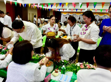 รดน้ำขอพร เนื่องในโอกาสวันขึ้นปีใหม่ไทย 2569 พารามิเตอร์รูปภาพ 43