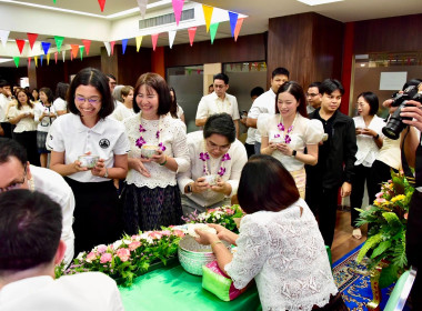 รดน้ำขอพร เนื่องในโอกาสวันขึ้นปีใหม่ไทย 2569 พารามิเตอร์รูปภาพ 44