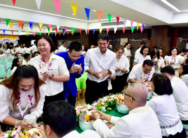 รดน้ำขอพร เนื่องในโอกาสวันขึ้นปีใหม่ไทย 2569 พารามิเตอร์รูปภาพ 45