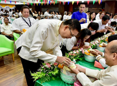 รดน้ำขอพร เนื่องในโอกาสวันขึ้นปีใหม่ไทย 2569 พารามิเตอร์รูปภาพ 46