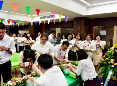 รดน้ำขอพร เนื่องในโอกาสวันขึ้นปีใหม่ไทย 2569 พารามิเตอร์รูปภาพ 47