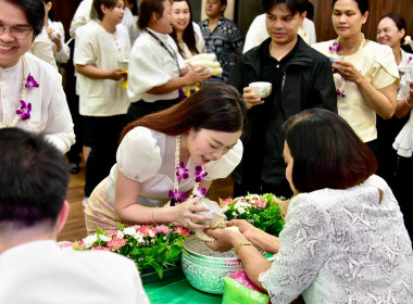 รดน้ำขอพร เนื่องในโอกาสวันขึ้นปีใหม่ไทย 2569 พารามิเตอร์รูปภาพ 49