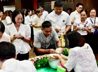 รดน้ำขอพร เนื่องในโอกาสวันขึ้นปีใหม่ไทย 2569 พารามิเตอร์รูปภาพ 57