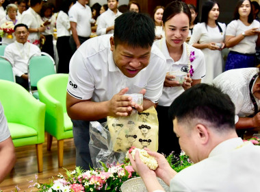 รดน้ำขอพร เนื่องในโอกาสวันขึ้นปีใหม่ไทย 2569 พารามิเตอร์รูปภาพ 61