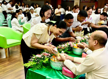 รดน้ำขอพร เนื่องในโอกาสวันขึ้นปีใหม่ไทย 2569 พารามิเตอร์รูปภาพ 65